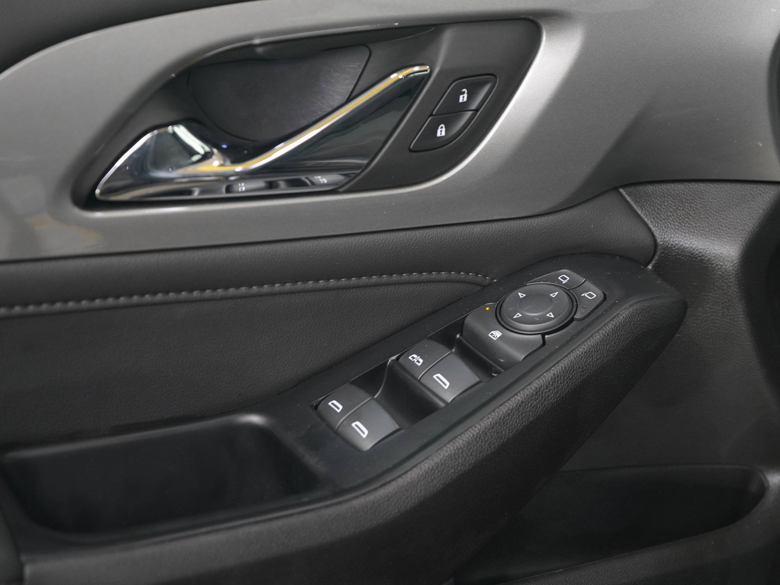 Used 2023 Chevrolet Traverse LT FWD image 23