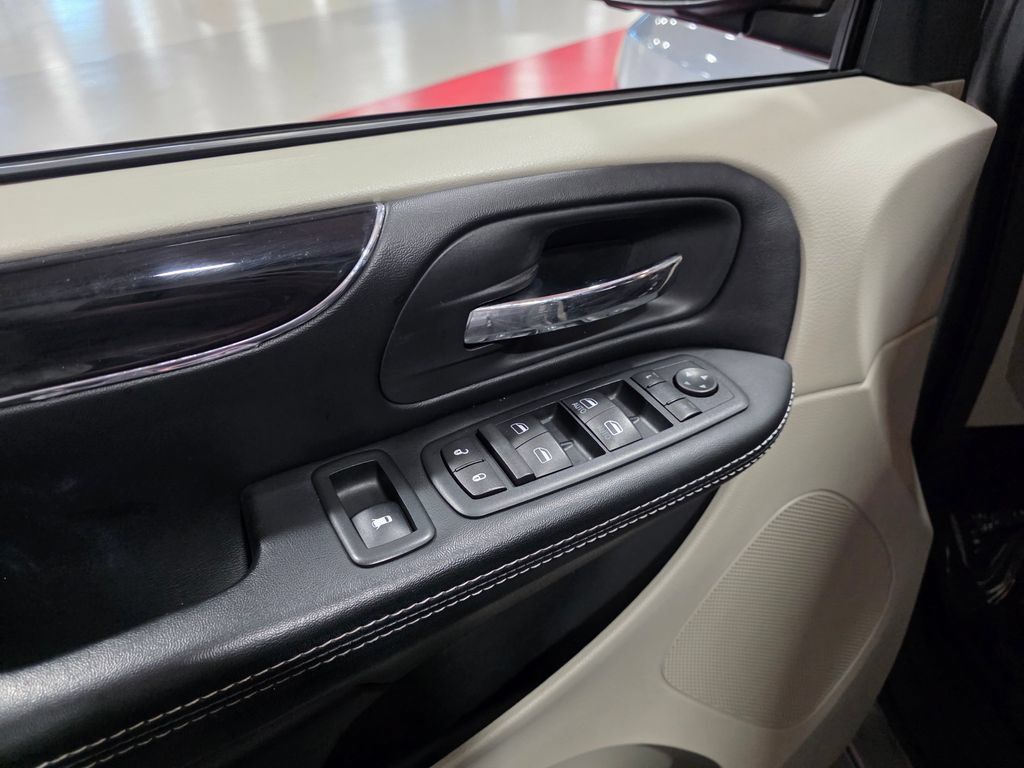Used 2016 Dodge Grand Caravan SE FWD image 12