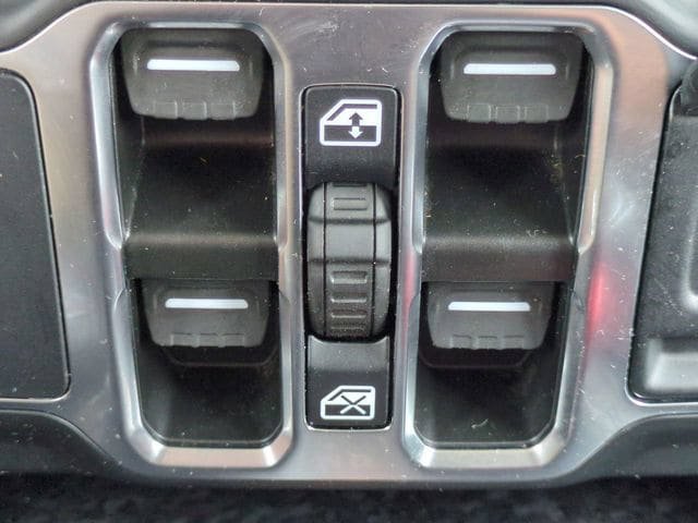 Used 2023 Jeep Wrangler Unlimited Sahara w/ Cold Weather Group AWD/4WD image 24