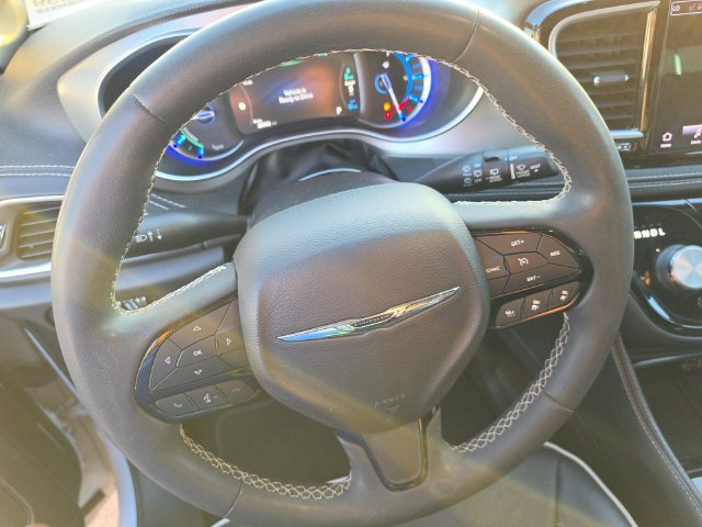 Used 2022 Chrysler Pacifica Limited w/ Uconnect Theater Family Group FWD image 8