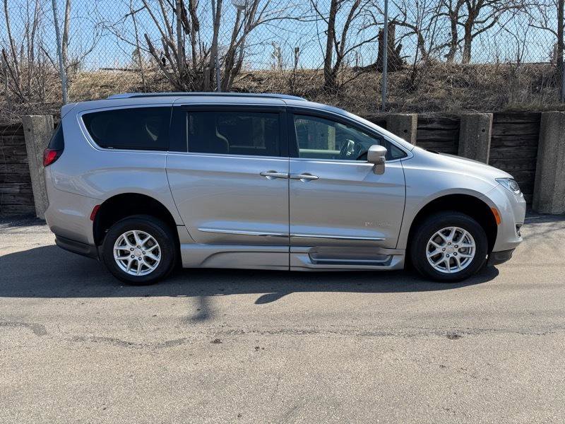 Used 2020 Chrysler Pacifica Touring-L FWD image 8