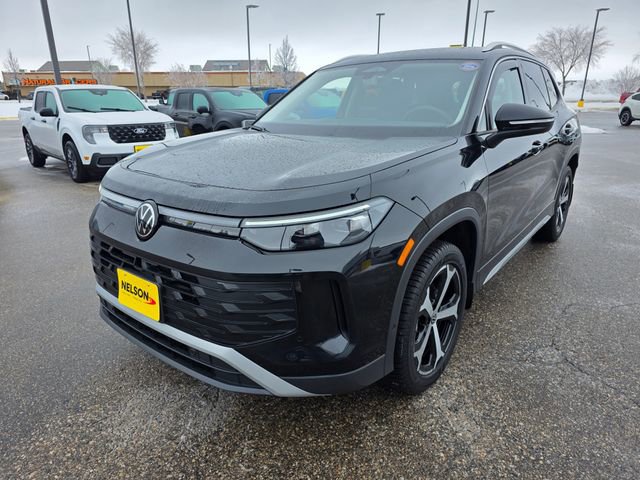 Used 2025 Volkswagen Tiguan SE image 2