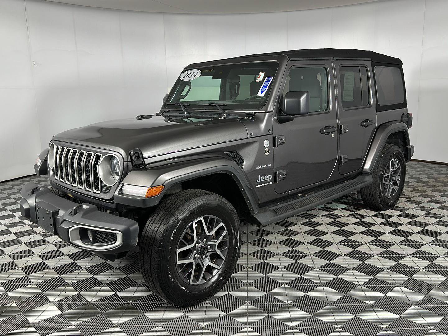 Used 2024 Jeep Wrangler Unlimited Sahara AWD/4WD image 7