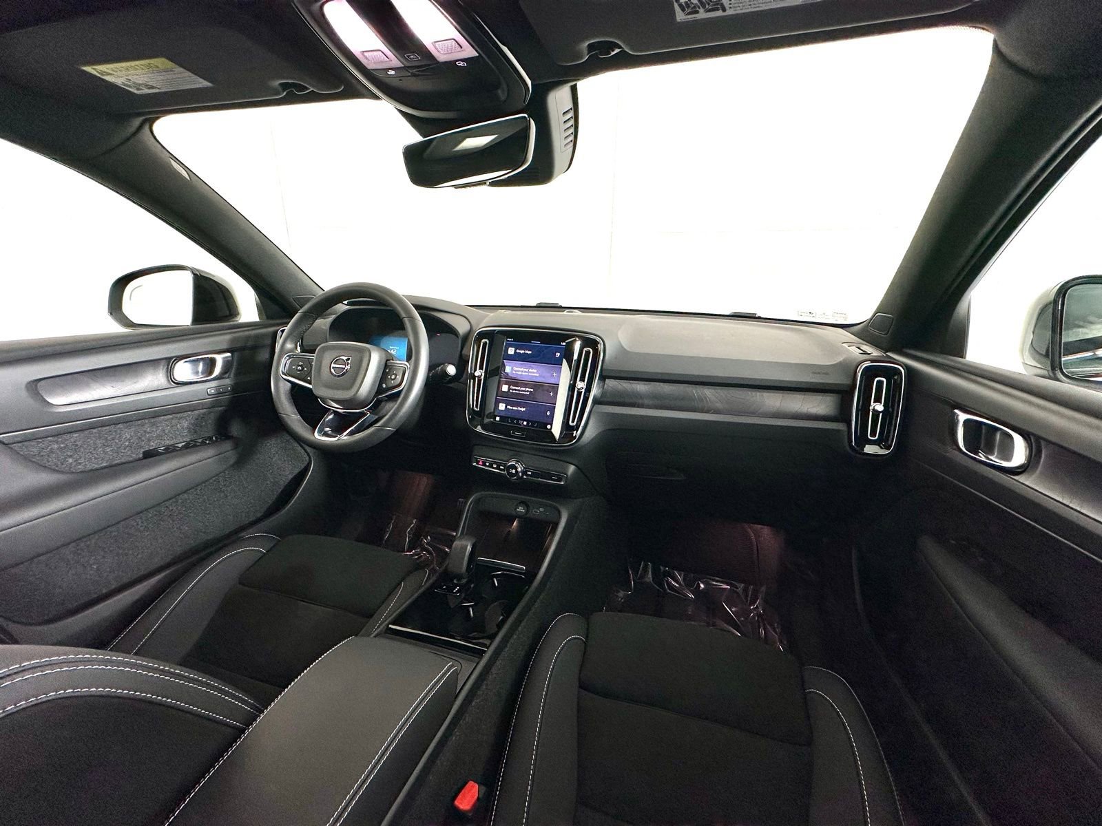 Used 2023 Volvo XC40 Recharge Plus image 2