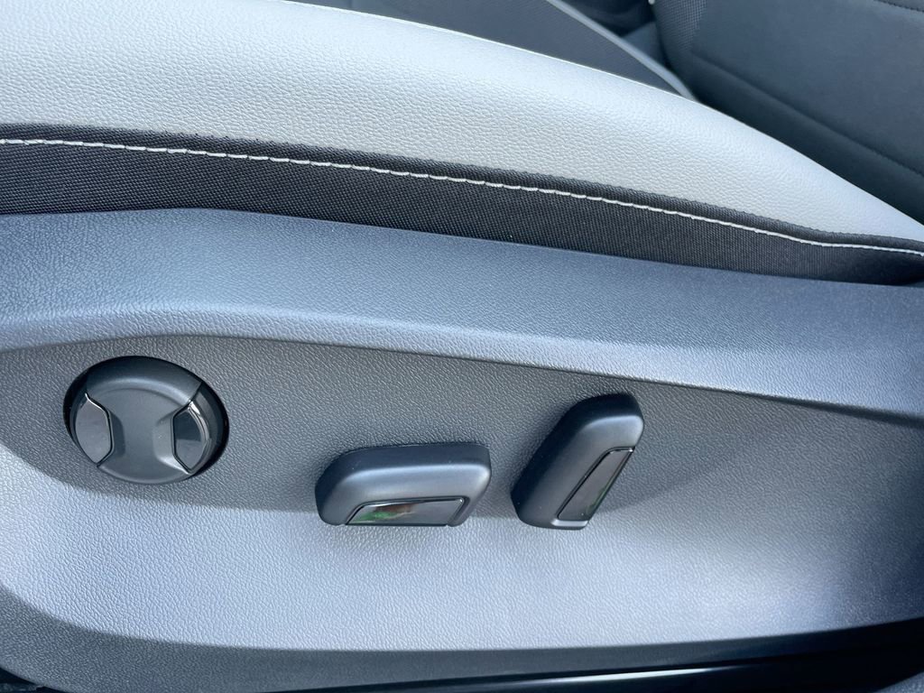 New 2025 Volkswagen Taos SE image 37