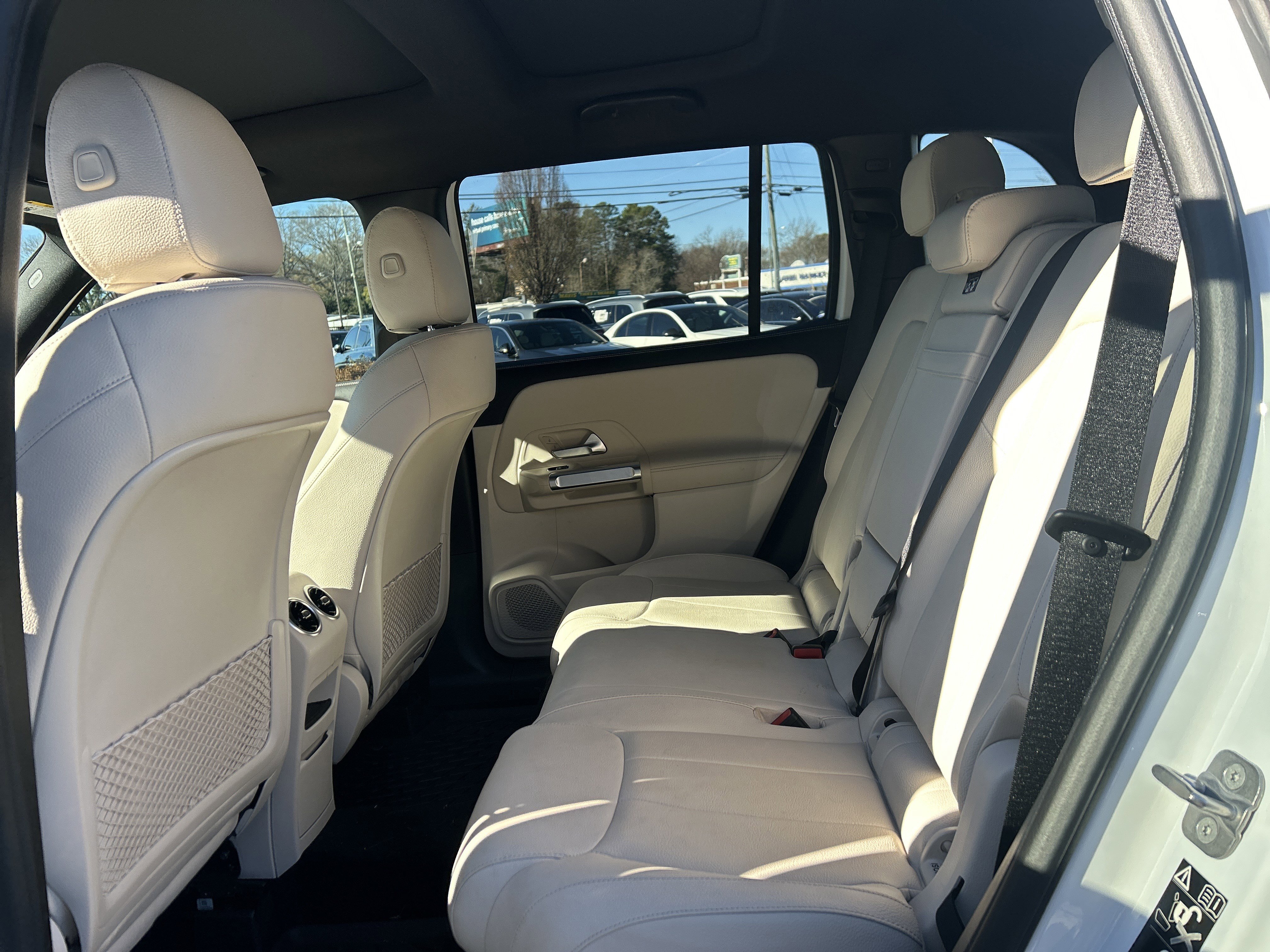 Used 2025 Mercedes-Benz GLB 250 image 32