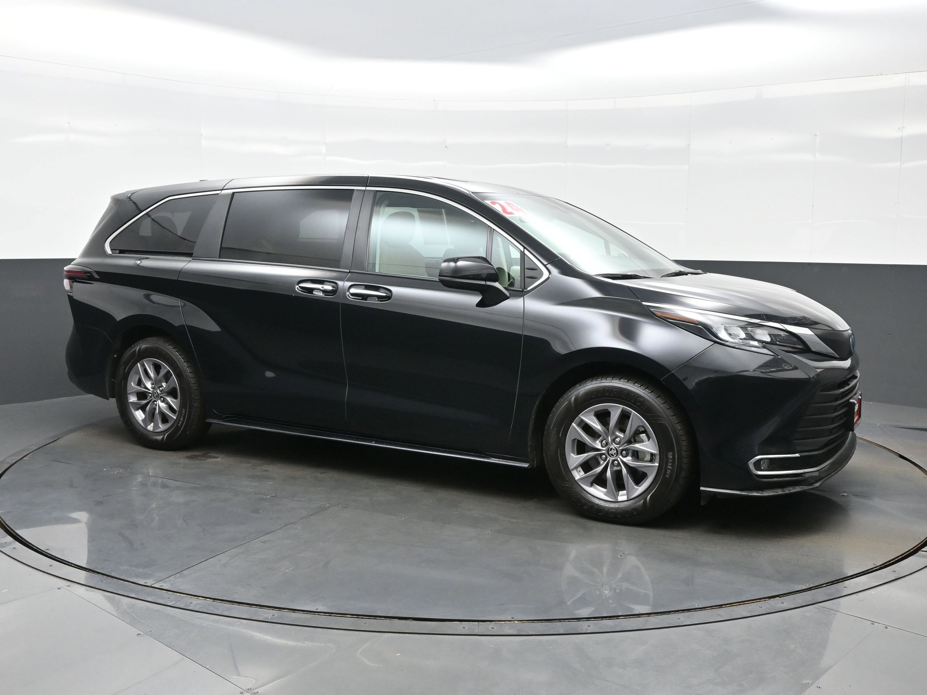 Used 2024 Toyota Sienna XLE AWD/4WD image 7