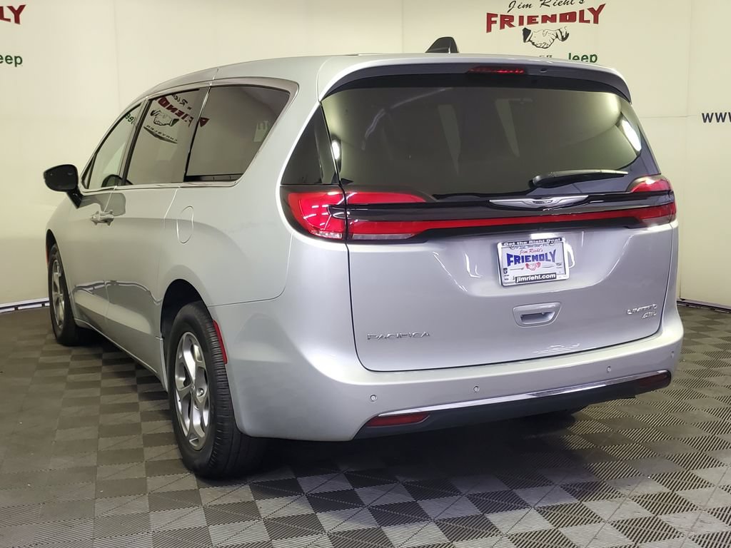 Used 2024 Chrysler Pacifica Limited AWD/4WD image 4