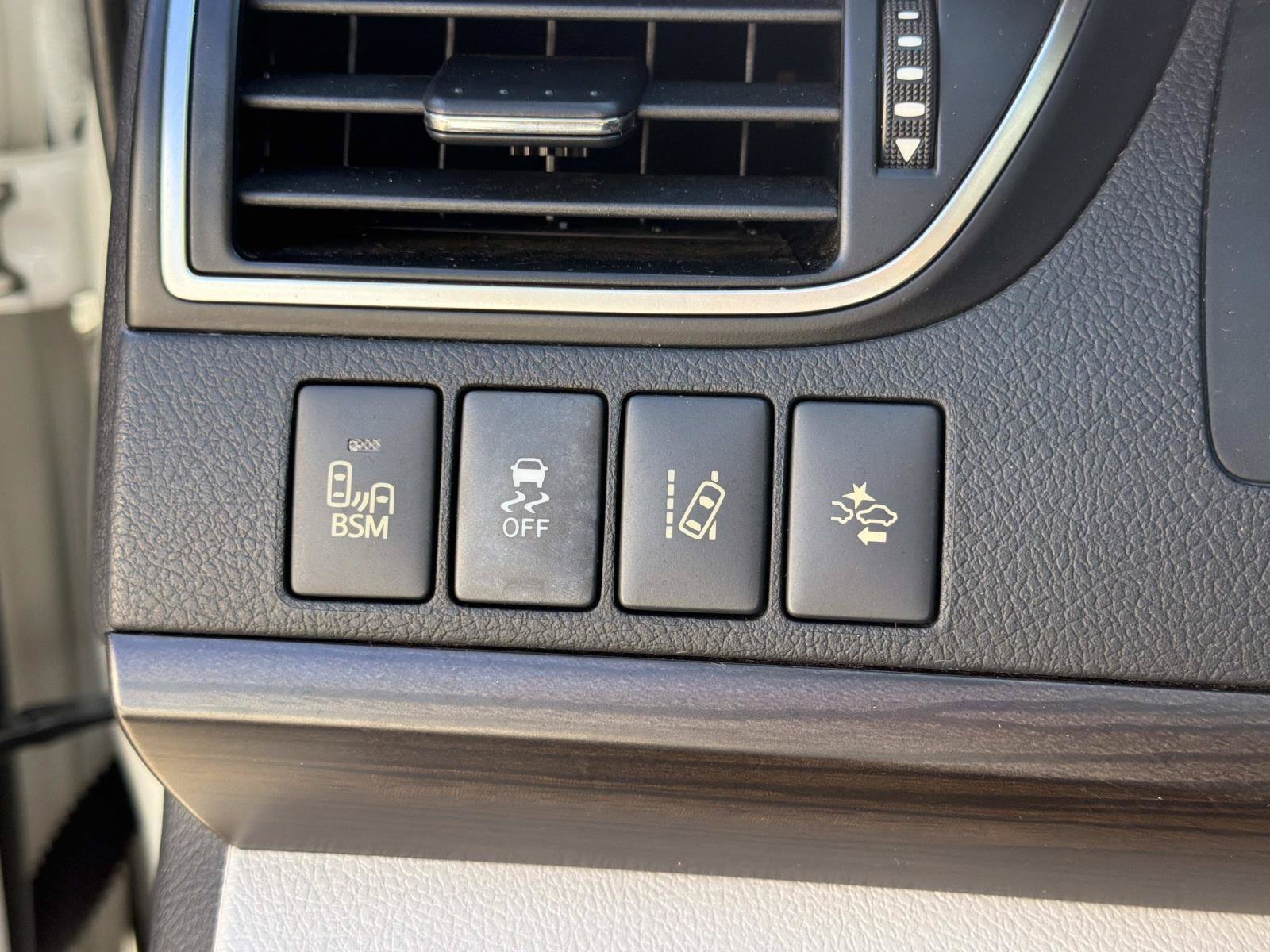 Used 2015 Toyota Camry XLE w/ Advanced Technology Package FWD image 27