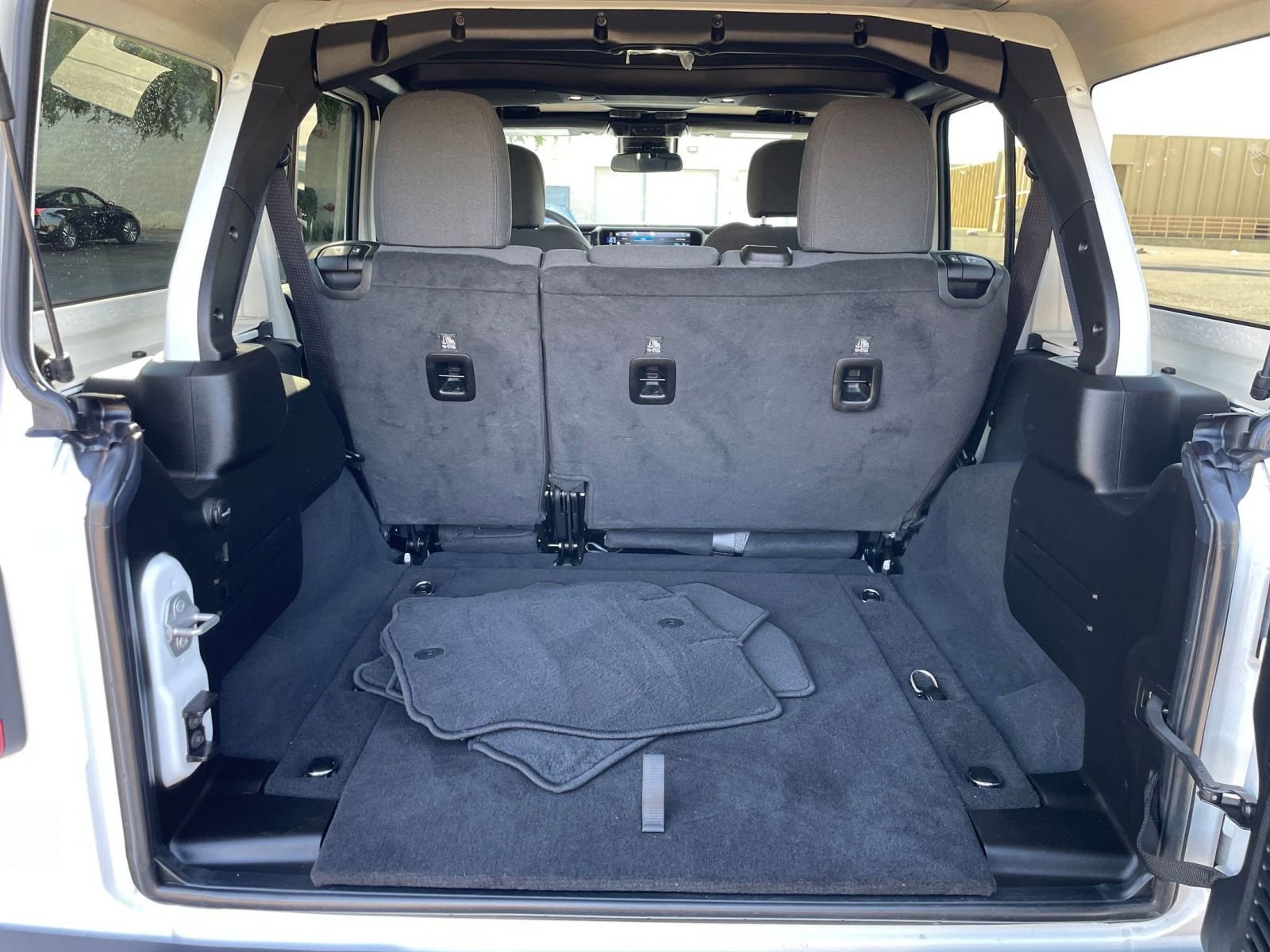 Used 2025 Jeep Wrangler Sahara image 30