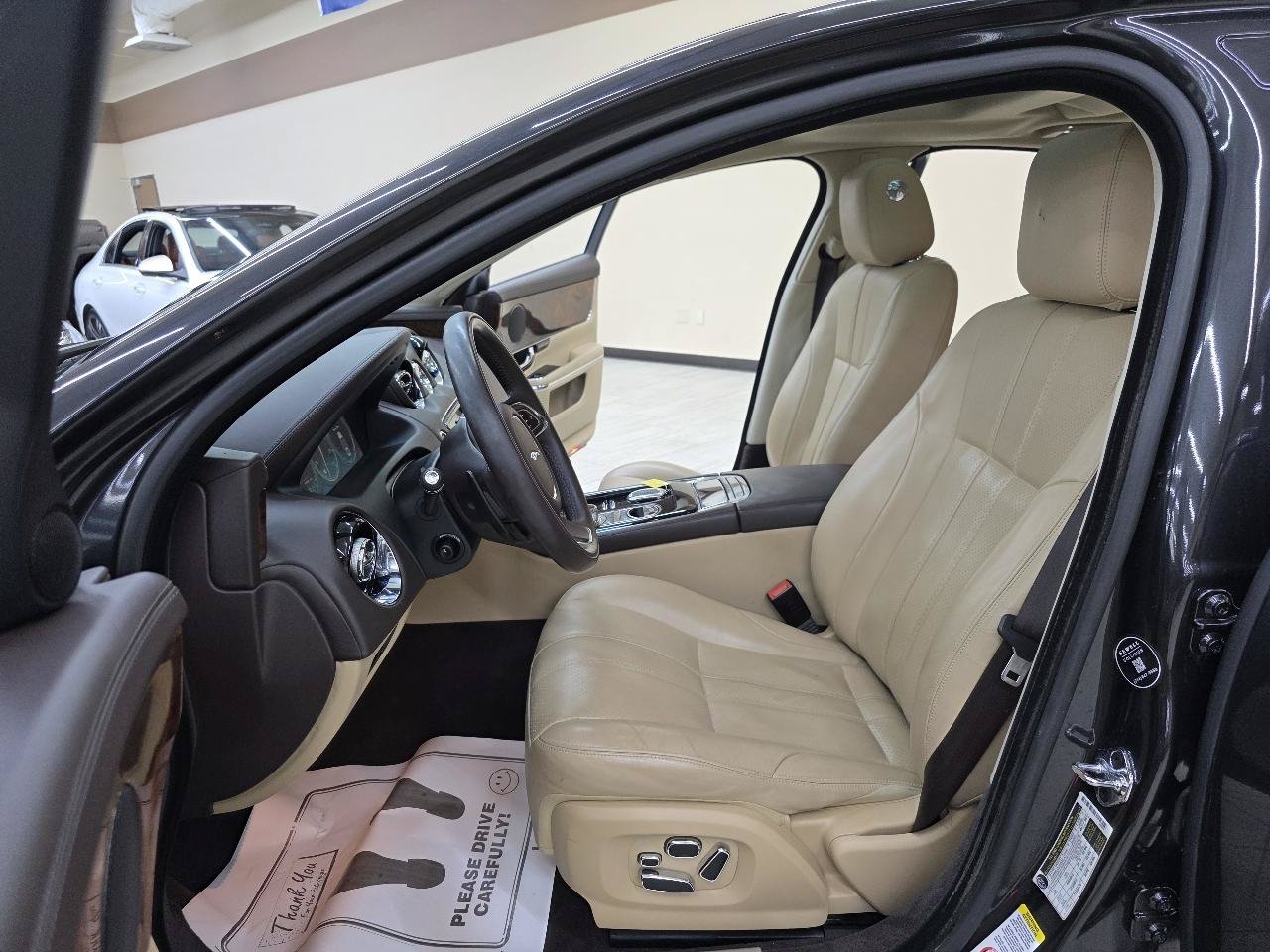 Used 2012 Jaguar XJ RWD image 18
