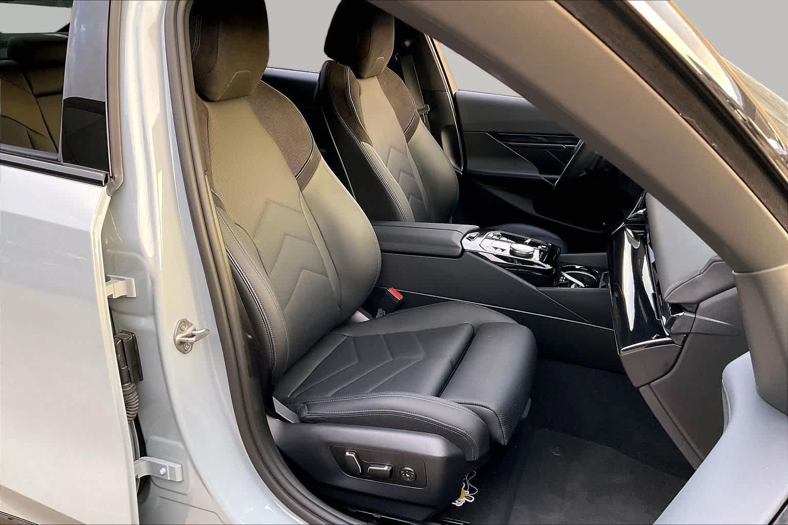 Used 2024 BMW 540i xDrive w/ Premium Package AWD/4WD image 9