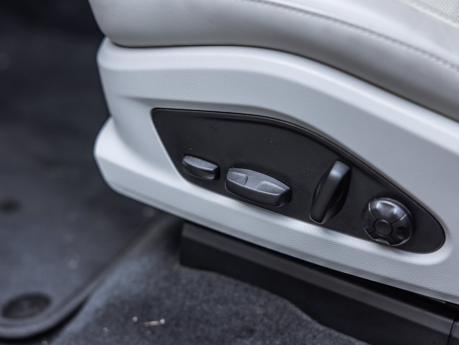 Certified 2026 Porsche Macan Electric RWD image 19