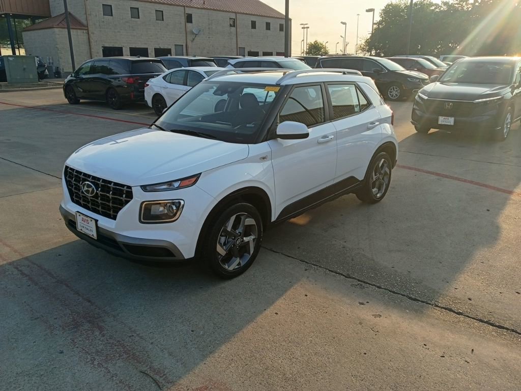 Used 2025 Hyundai Venue SEL FWD image 1
