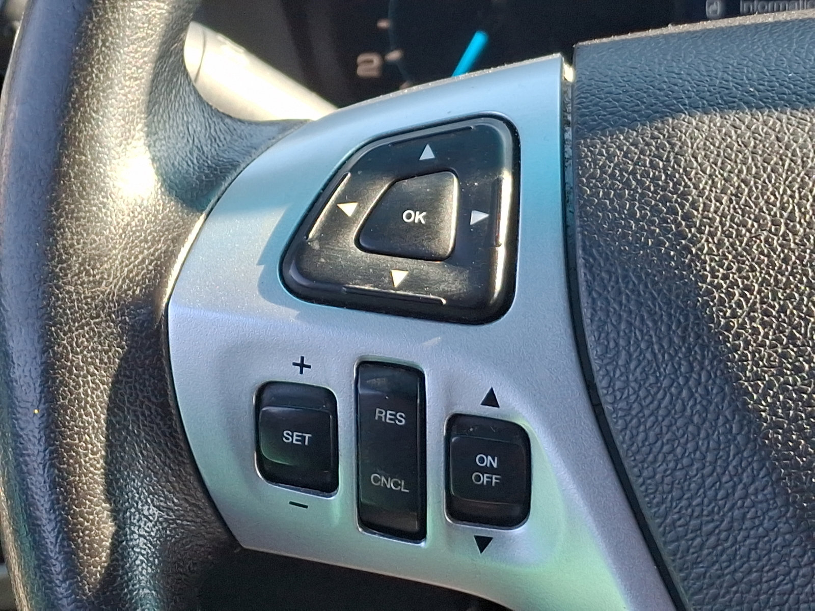 Used 2015 Ford Explorer XLT image 21