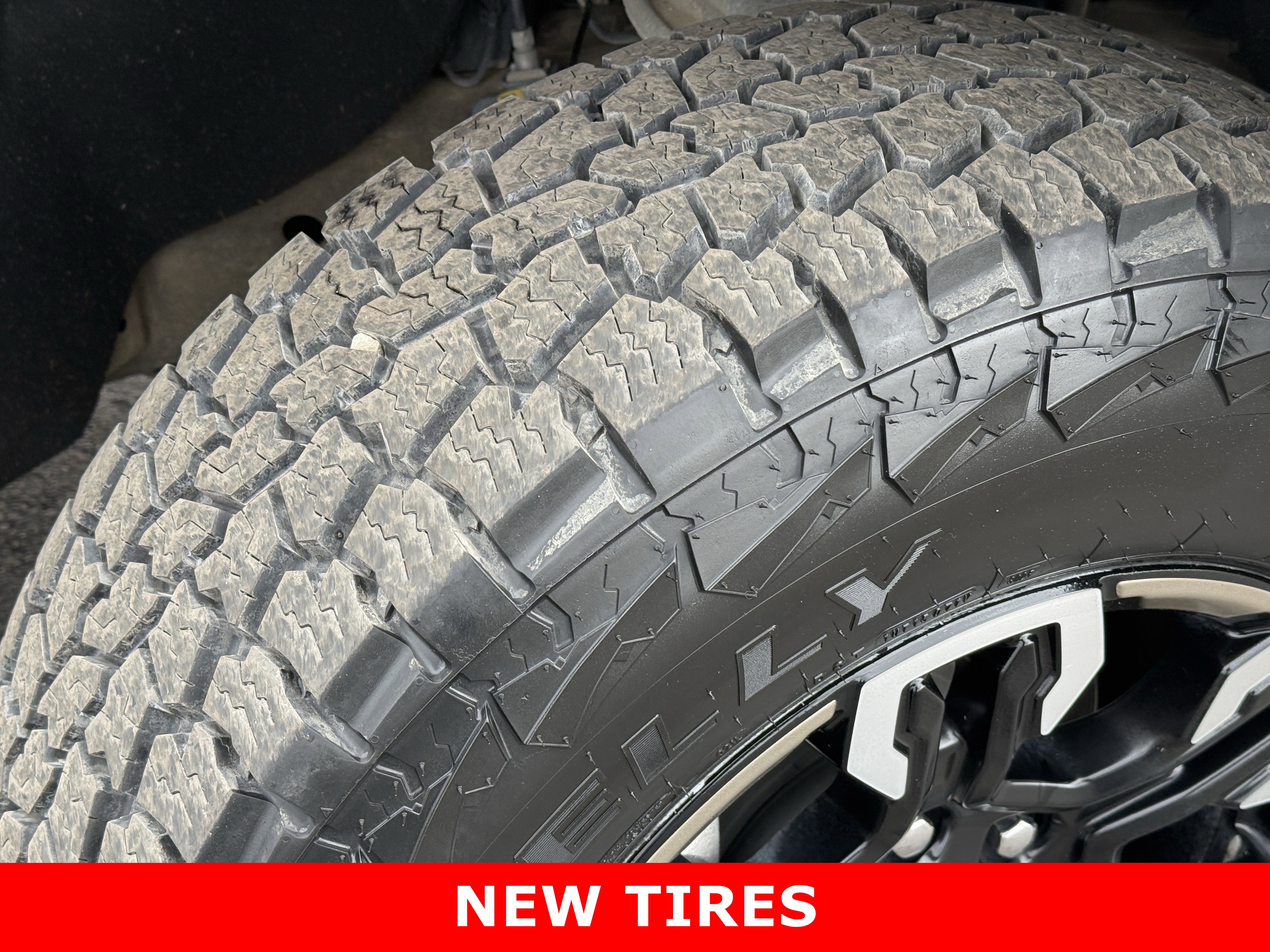 Used 2023 Chevrolet Silverado 1500 ZR2 w/ Technology Package image 11