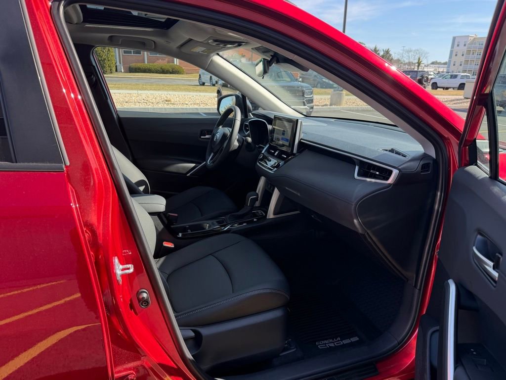 Used 2025 Toyota Corolla Cross XLE image 19