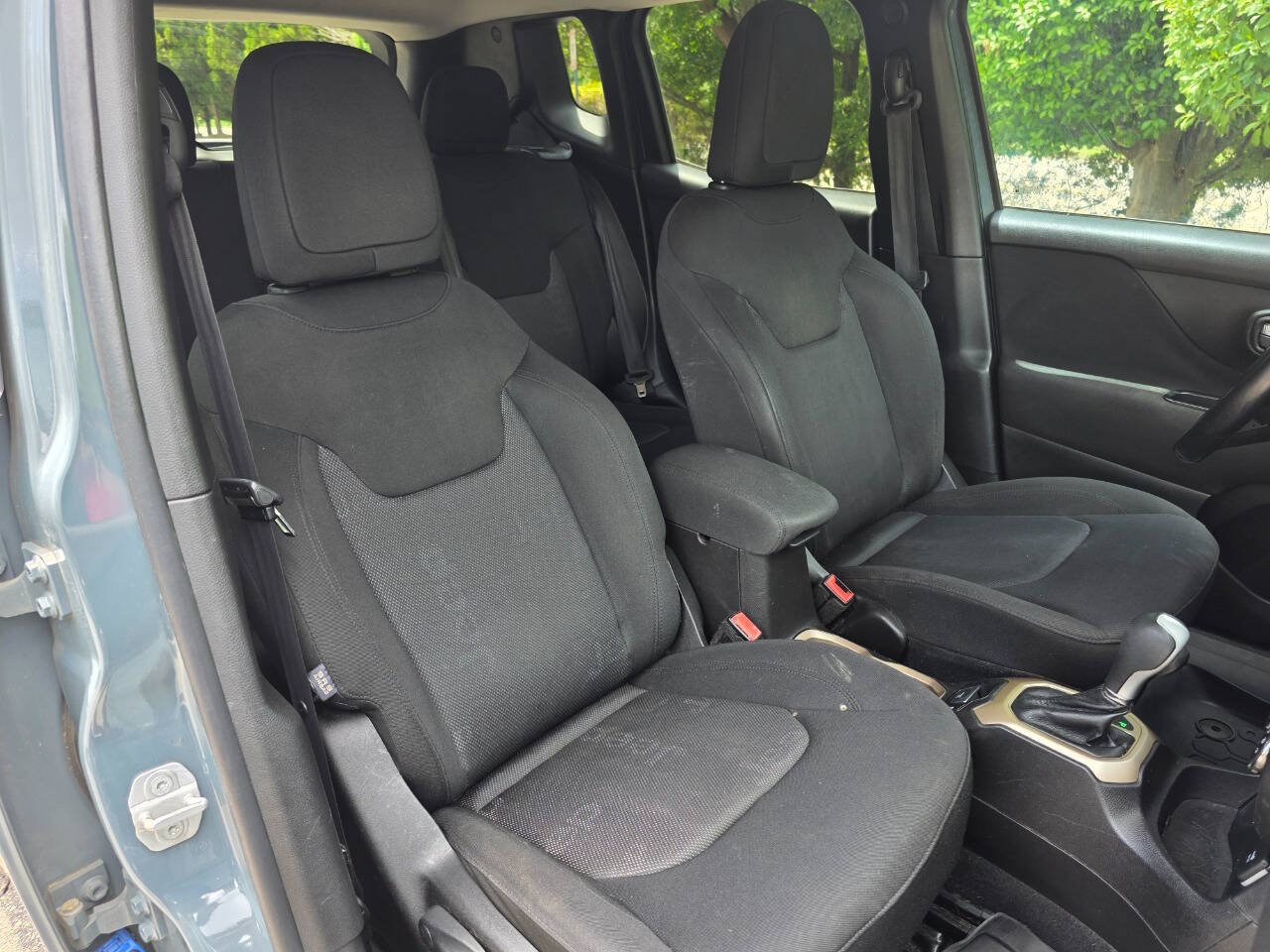 Used 2017 Jeep Renegade Latitude FWD image 29