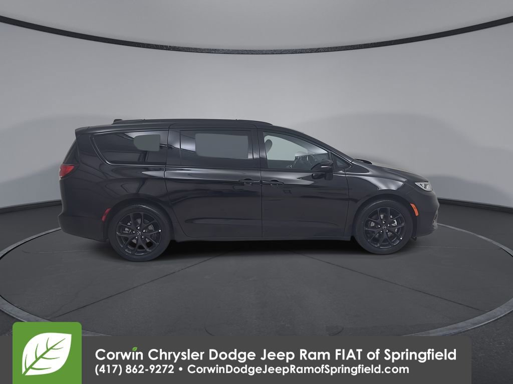 Used 2025 Chrysler Pacifica Limited FWD image 2