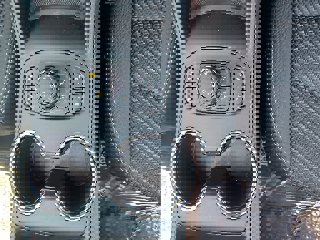 Used 2023 GMC Terrain SLE w/ Driver Convenience Package image 18