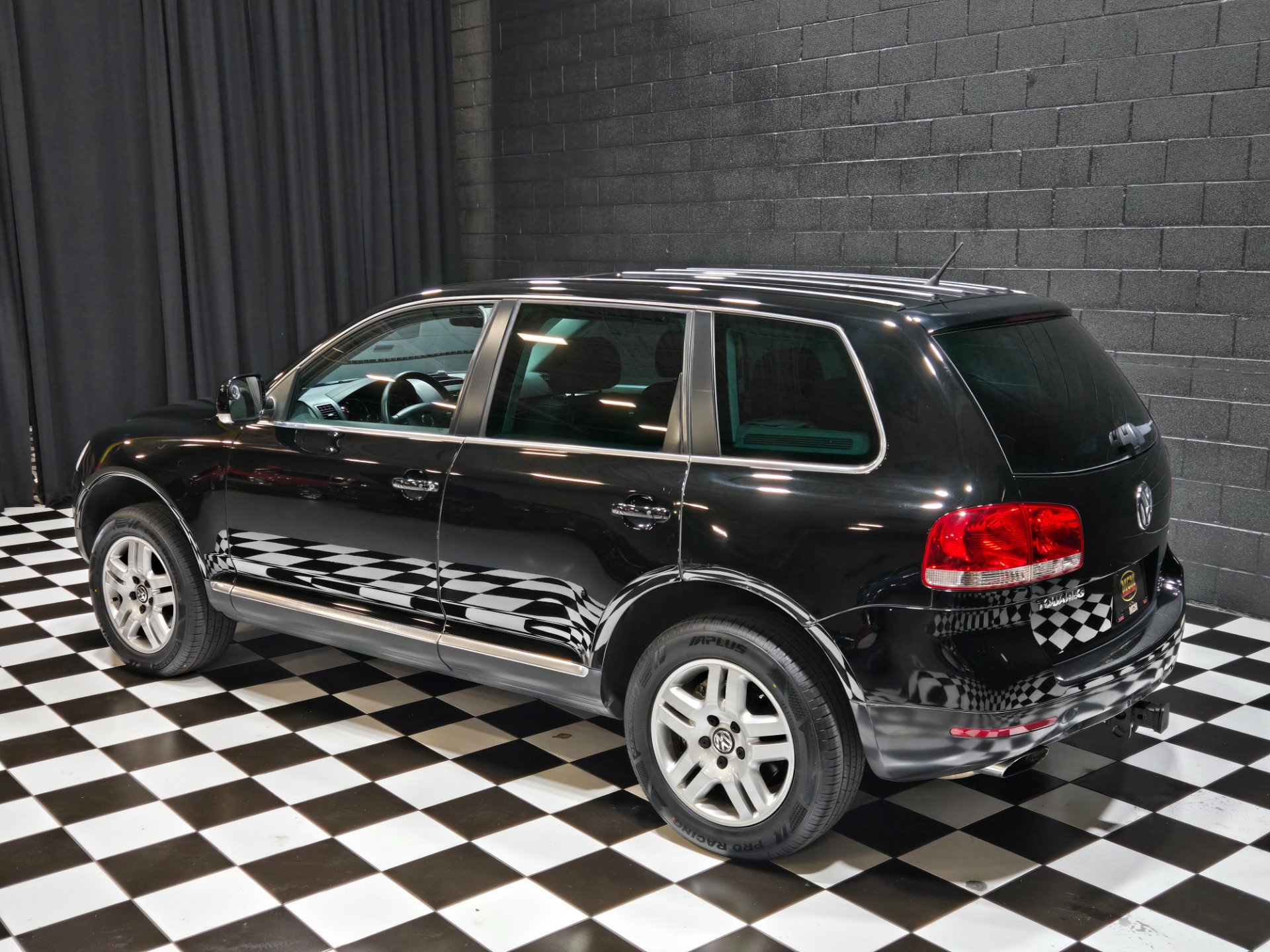 Used 2006 Volkswagen Touareg V8 AWD/4WD image 3