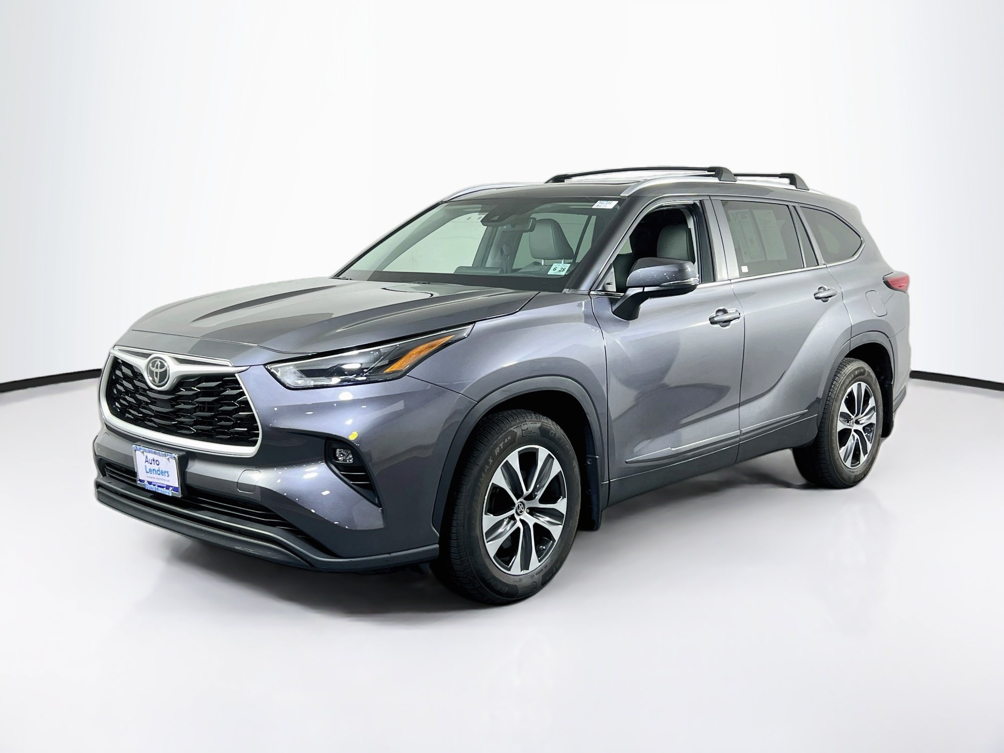 Used 2023 Toyota Highlander XLE AWD/4WD image 1