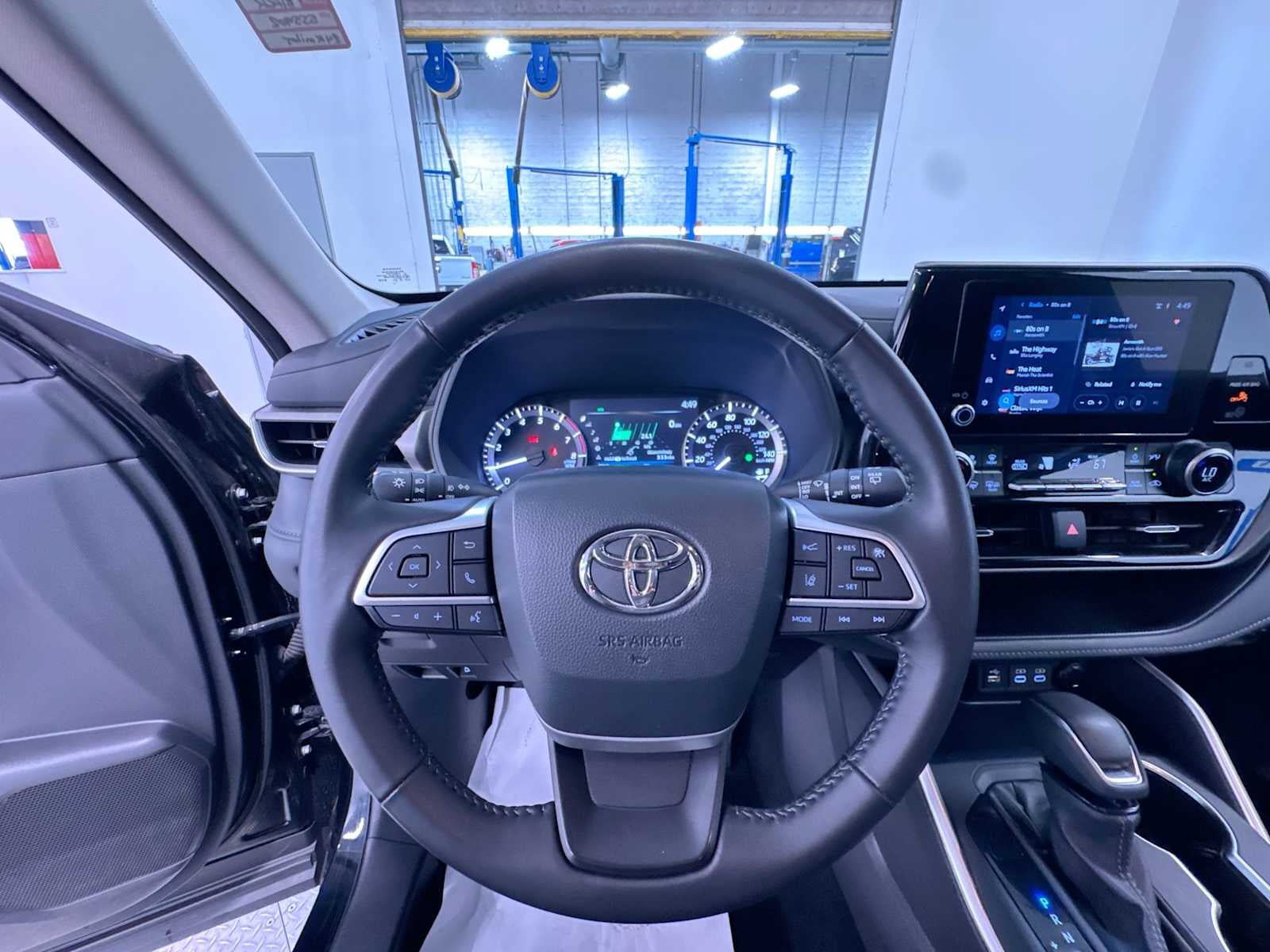 Used 2025 Toyota Highlander LE FWD image 15