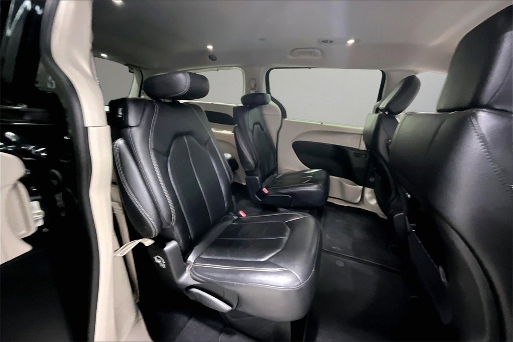 Used 2022 Chrysler Pacifica Touring-L image 25