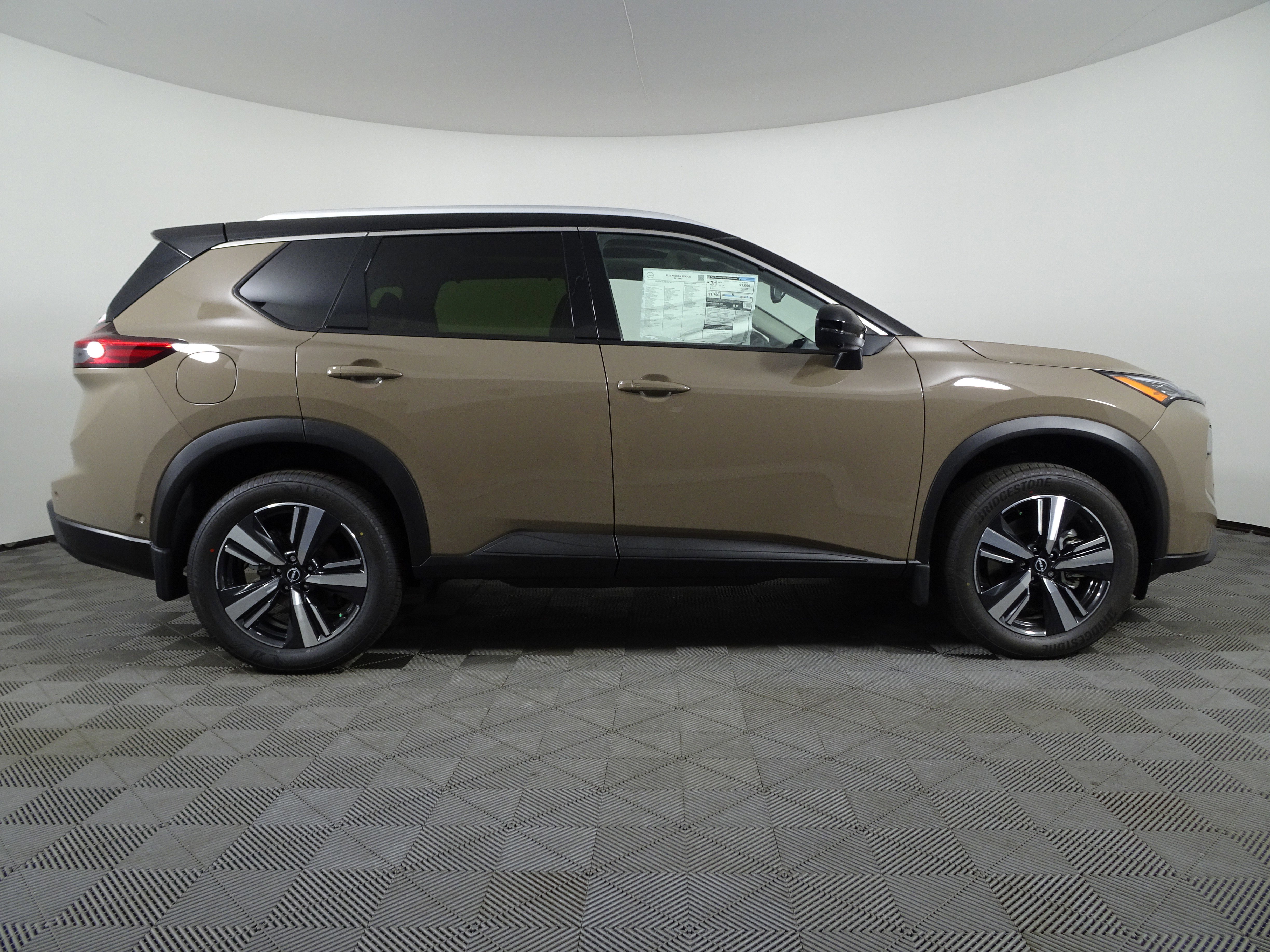 New 2025 Nissan Rogue SL w/ Tech Package image 2