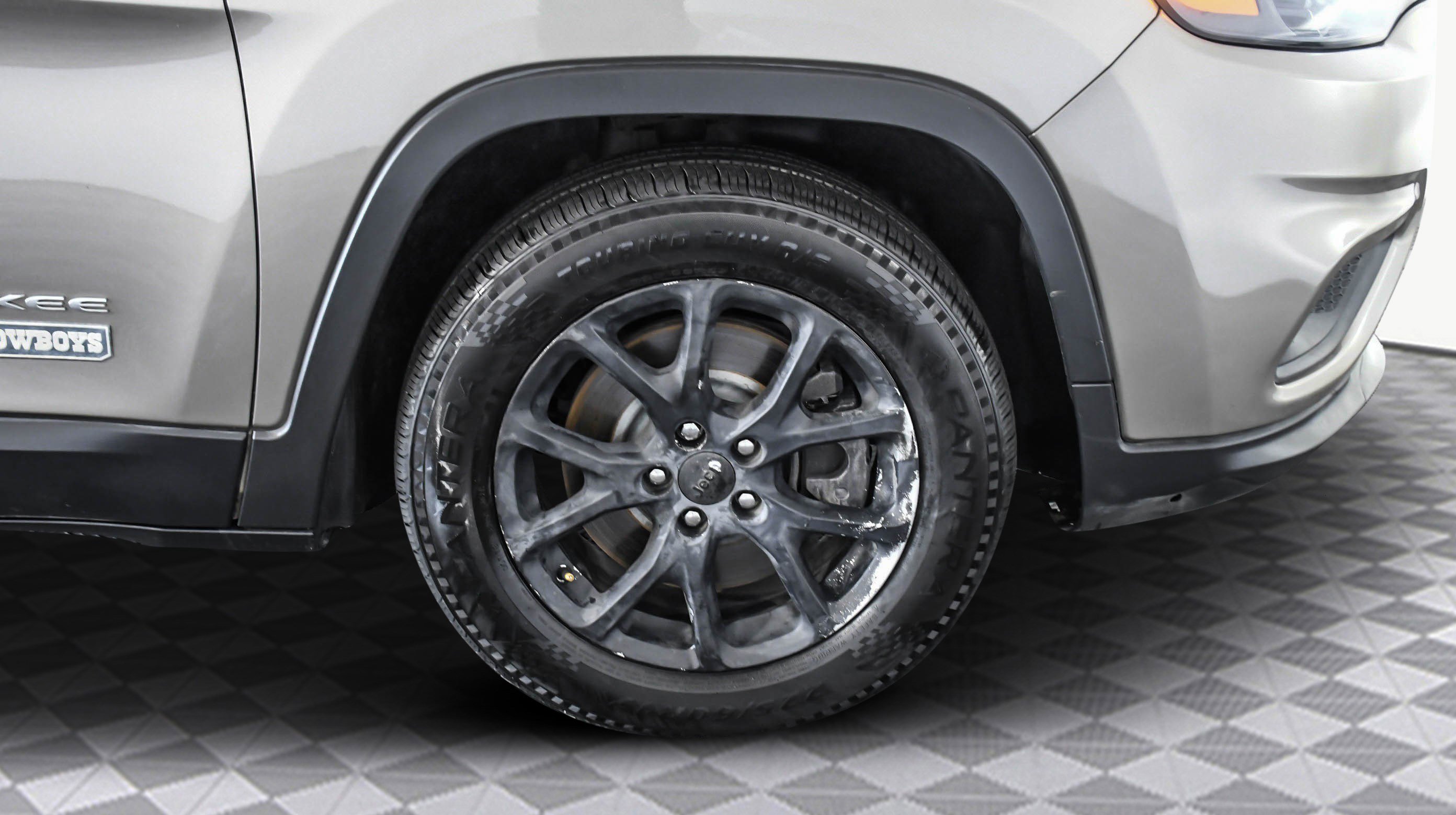 Used 2019 Jeep Cherokee Latitude w/ Popular Appearance Group image 28