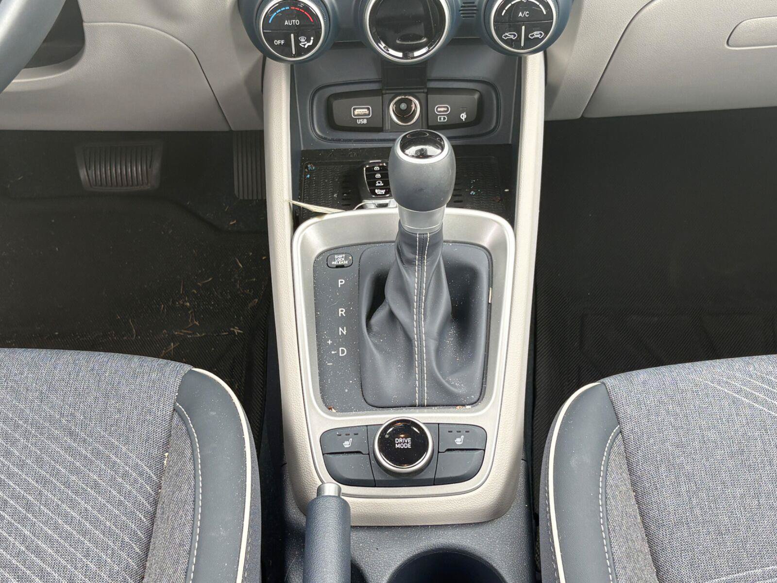 Used 2025 Hyundai Venue Limited FWD image 22