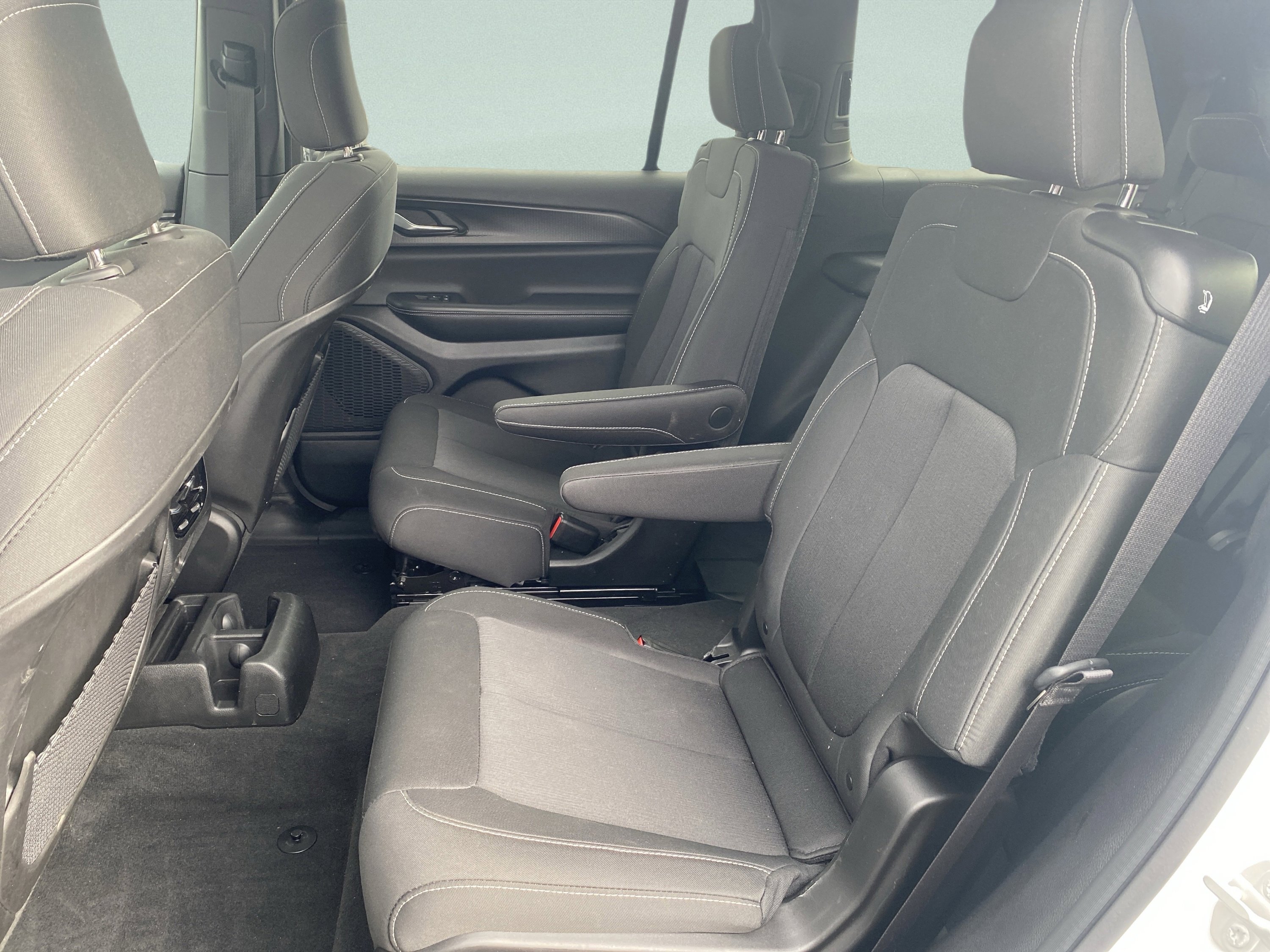 Used 2024 Jeep Grand Cherokee L Laredo image 27