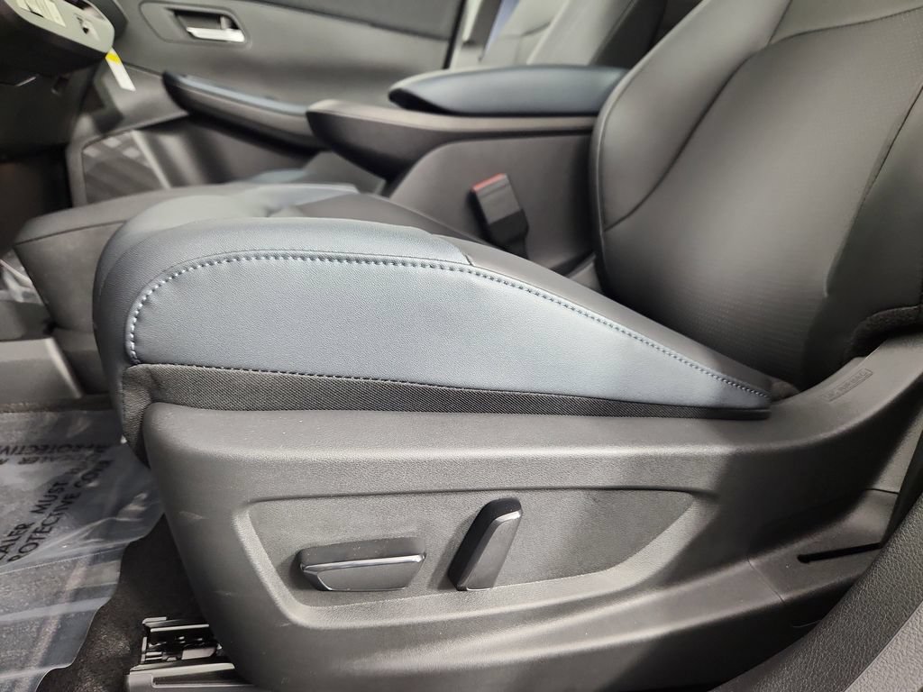 New 2026 Nissan Leaf SV+ w/ Floor Mat Package (SV+) FWD image 11