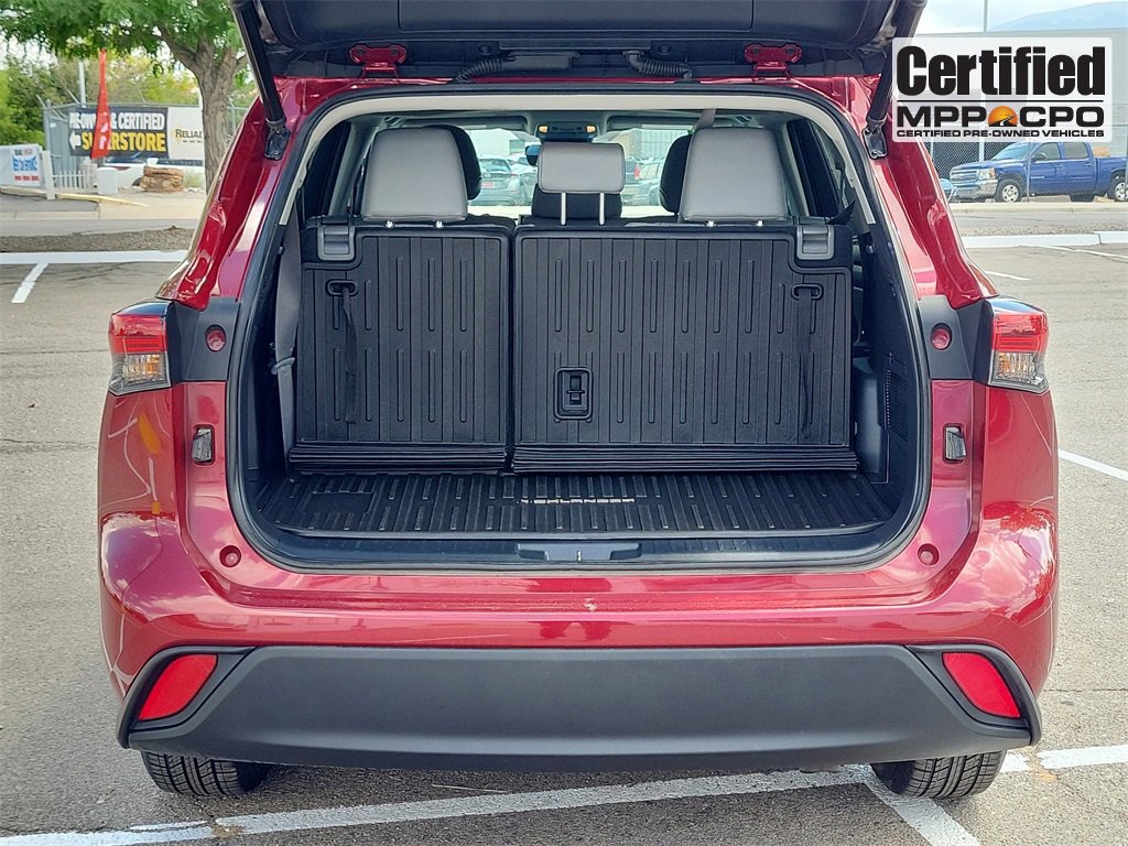 Used 2023 Toyota Highlander L image 13