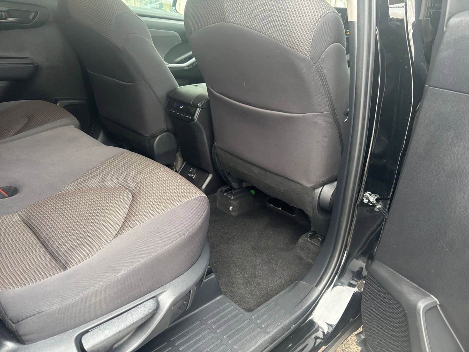 Used 2025 Toyota Highlander LE image 41