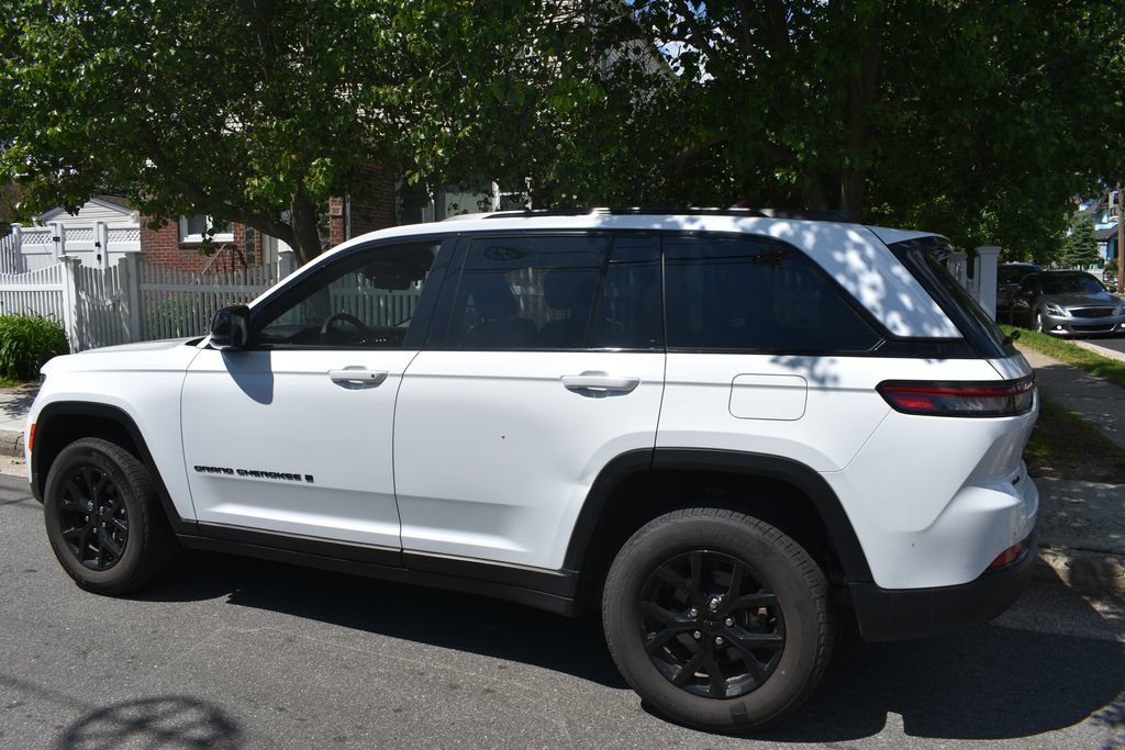 Used 2025 Jeep Grand Cherokee Altitude AWD/4WD image 8