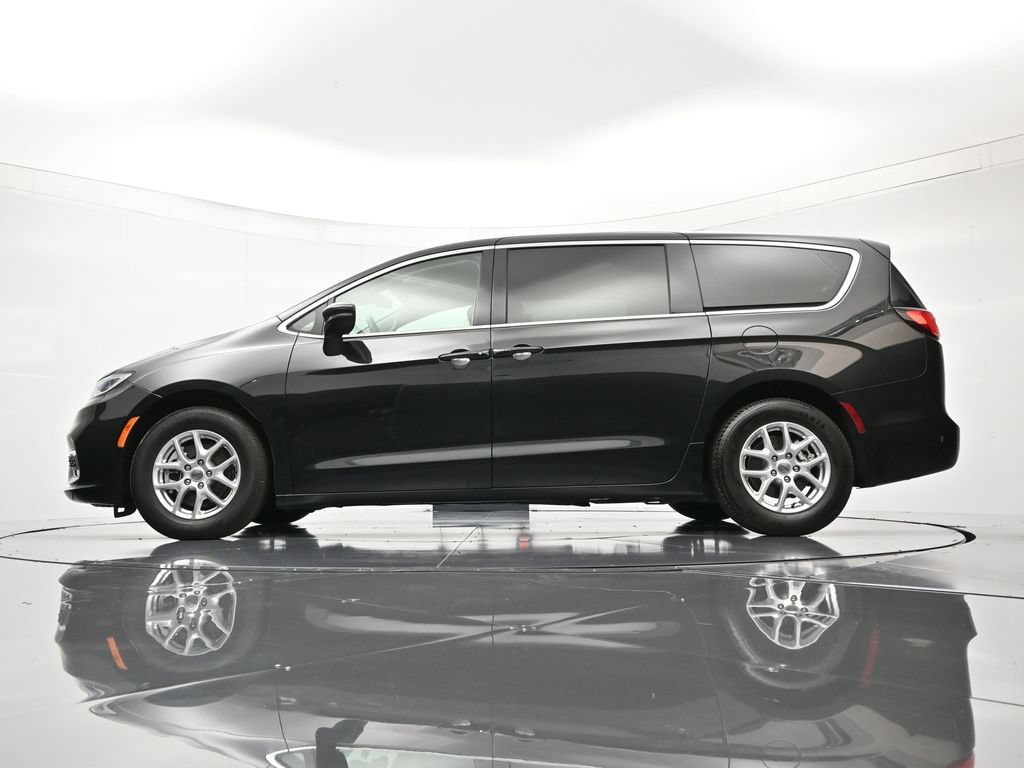 Certified 2023 Chrysler Pacifica Touring-L FWD image 45