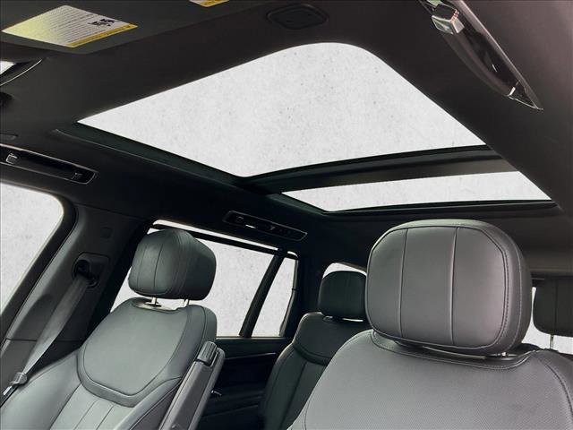 Used 2024 Land Rover Range Rover Long Wheelbase SE image 12