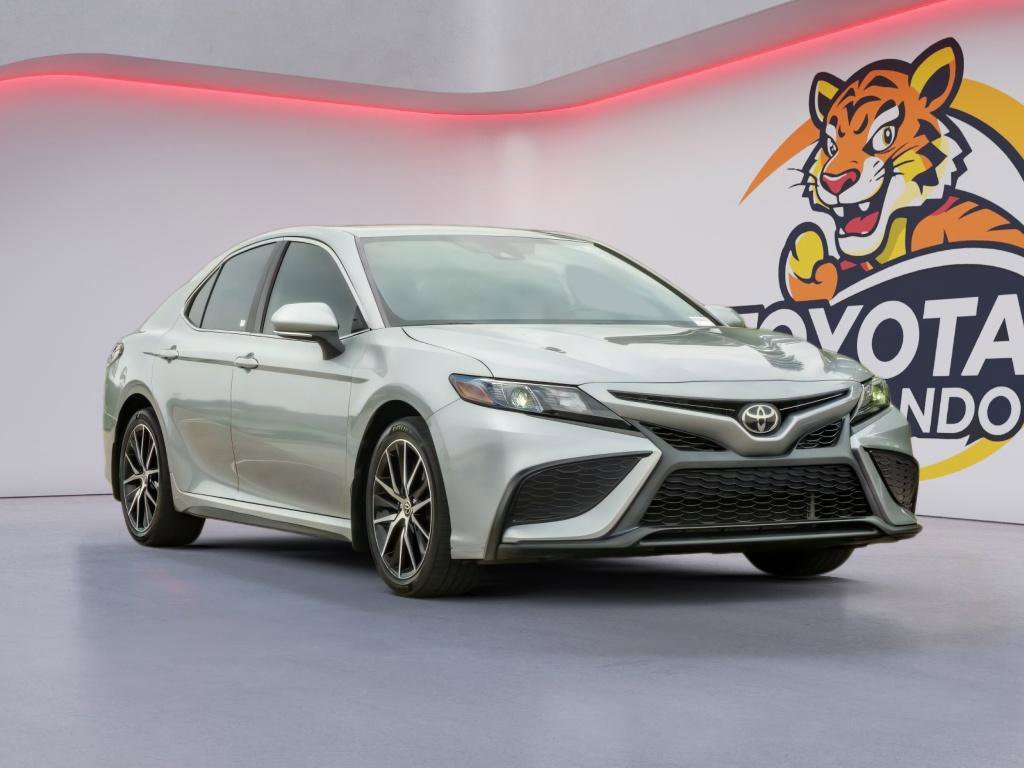 Used 2022 Toyota Camry SE w/ Cold Weather Package FWD image 3