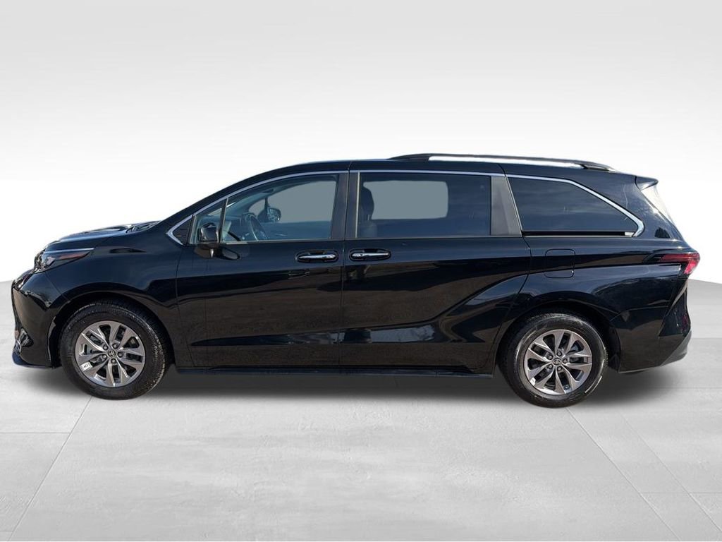 Used 2024 Toyota Sienna XLE image 2