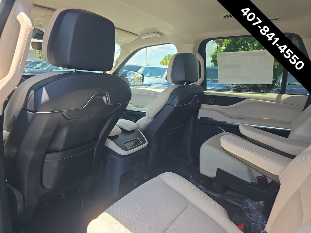 New 2027 Lincoln Navigator Premiere RWD image 8
