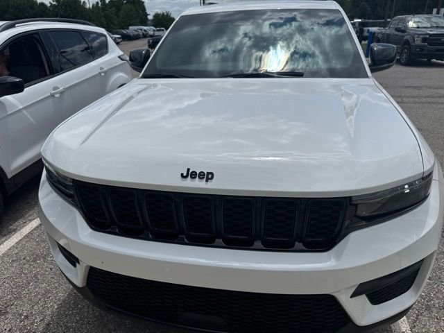 Used 2024 Jeep Grand Cherokee Altitude AWD/4WD image 3