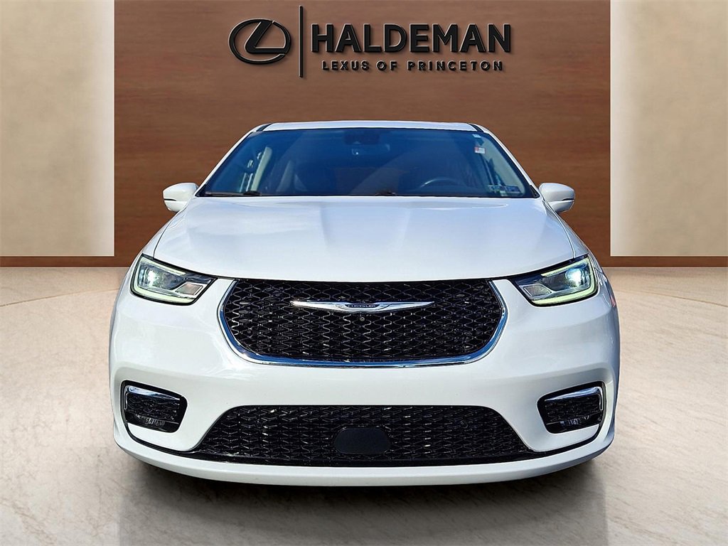 Used 2022 Chrysler Pacifica Touring-L w/ Uconnect Theater Family Group image 2