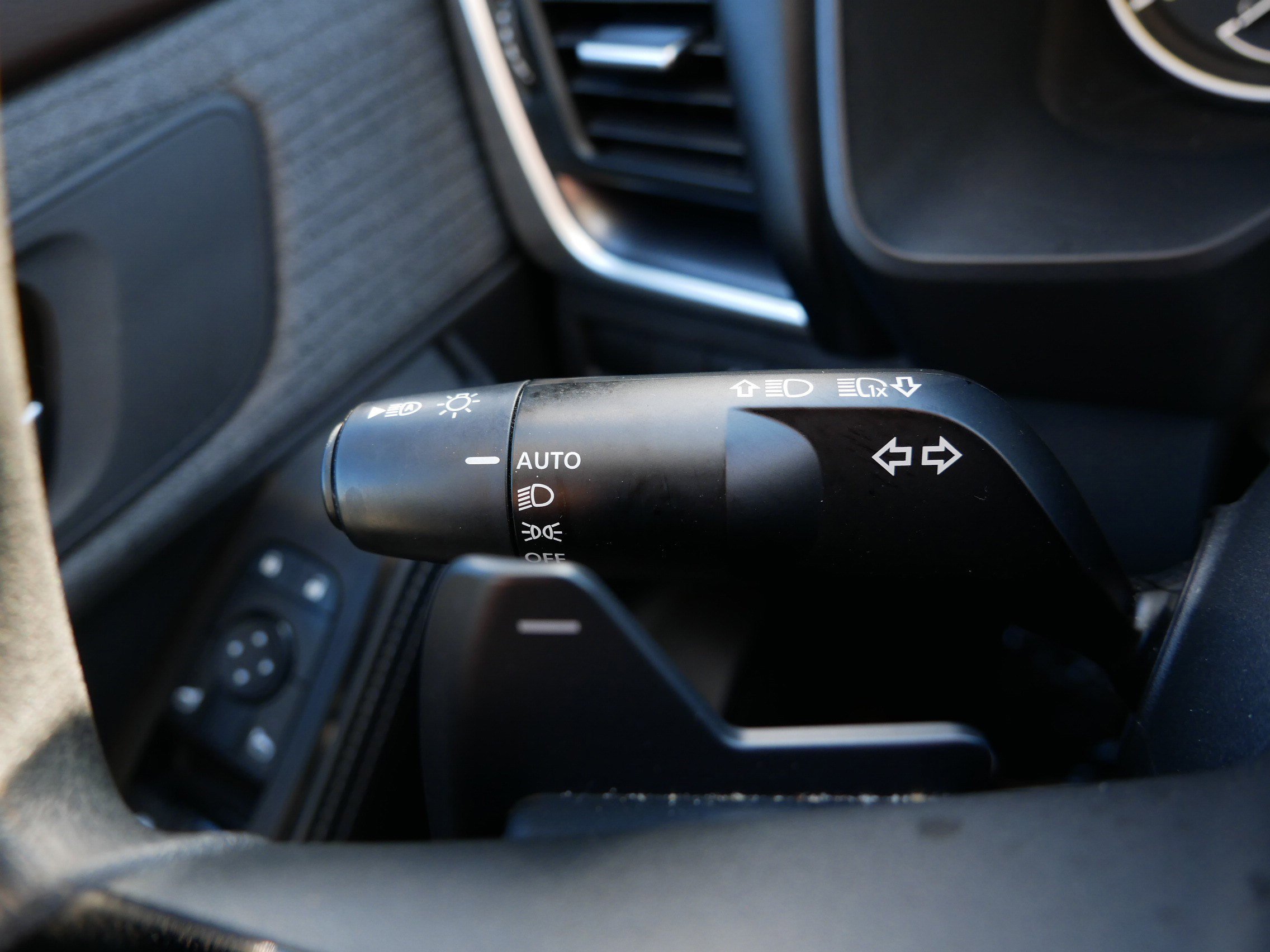 Used 2023 Nissan Rogue SV image 32