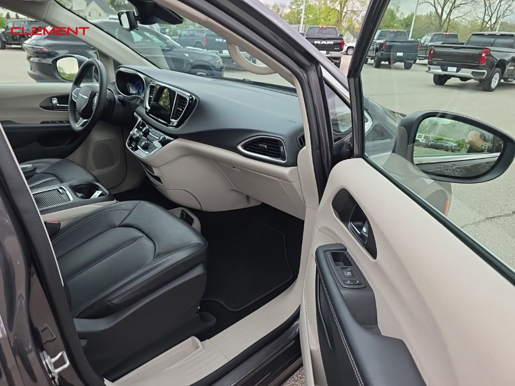 Used 2023 Chrysler Pacifica Touring-L image 31