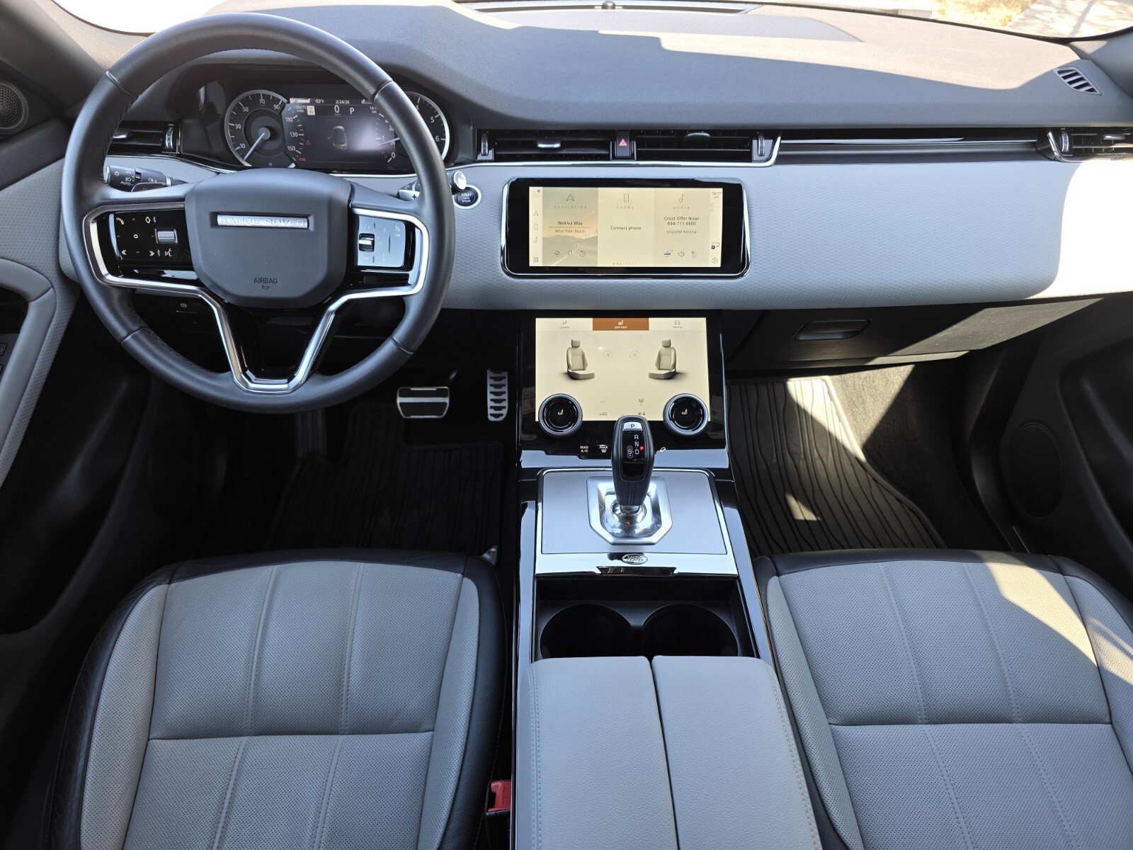 Used 2023 Land Rover Range Rover Evoque R-Dynamic S image 4