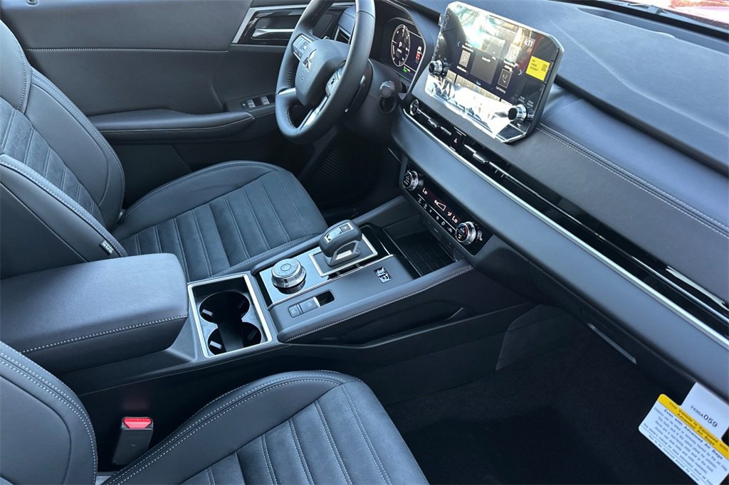 New 2025 Mitsubishi Outlander SE image 17