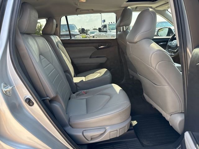Used 2022 Toyota Highlander XLE image 15