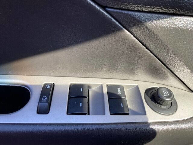 Used 2010 Ford Fusion SEL FWD image 22