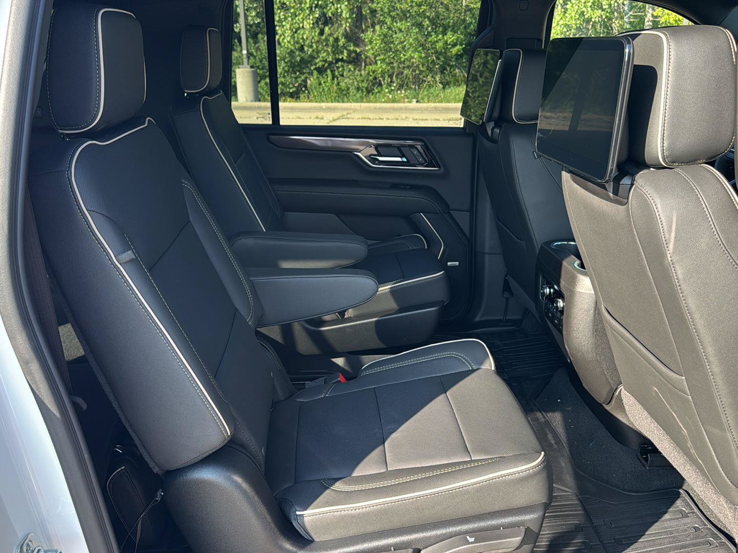 New 2026 GMC Yukon XL Elevation w/ Elevation Premium Package AWD/4WD image 3